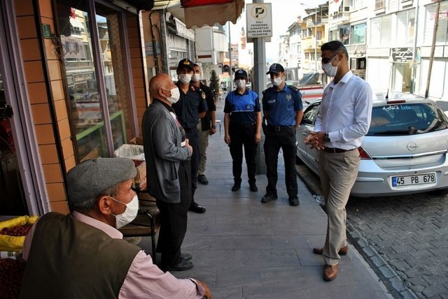 Demirci Kaymakamı Adem Kaya ve beraberinde kurum amirlerininde eşlik ettiği denetimlerde temizlik, maske ve mesafe kurallarının Koronavirüs ile mücadele ve hayatın her alanında mevcut tedbirlere uyulmasını hakkında vatandaşlar uyarıldı ve bilgilendirildi.