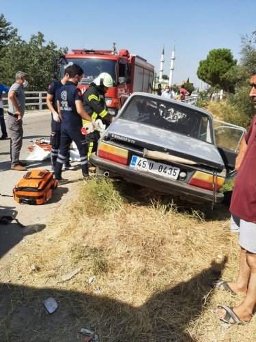 Hacıhaliler mahallesinden Selendi İlçesine gelmekte olan Ahmet Yaşar Ağır(55) idaresindeki 45 U 0435 plakalı özel araç sürücüsünün direksiyon hakimiyetini kaybetmesinin ardından yol kenarındaki demir bariyerlere çarptı.