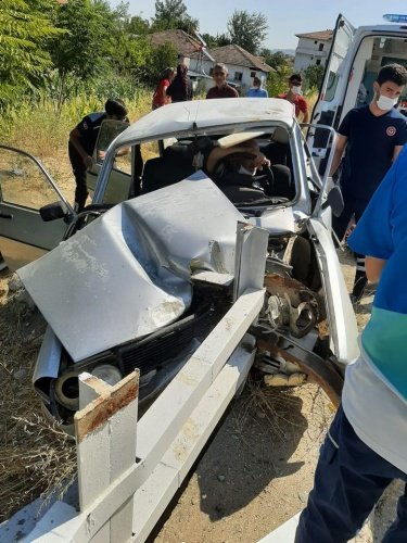 Demir bariyerlerin ok gibi girdiği kazada araç sürücüsü Ağır, araçtan yaralı olarak kurtarılarak 112 ekiplerince önce Selendi Devlet Hastanesine, burada yapılan ilk müdahalenin ardından Salihli devlet hastanesine sevk edildi.