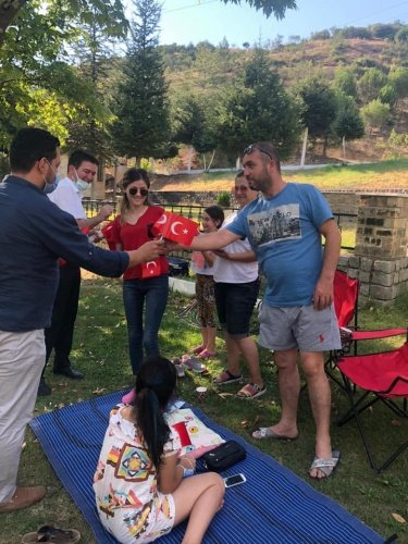Cumhuriyet Halk Partisi Demirci İlçe Başkanı Melih Kuru ve son yerel seçimlerin Millet İttifakı Demirci Belediye Başkanı ve İYİ Parti Demirci İlçe Başkanı Haluk Şenyurt büyük zaferin yıldönümünde bayrak dağıttı.