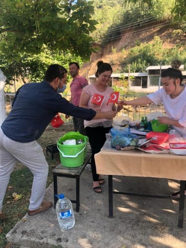 Vatandaşlara ve çocuklara bağımsızlığımızın simgesi Türk Bayrağını dağıtan Kuru ve Şenyurt vatandaşların sevgi gösterileriyle karşılaştı.