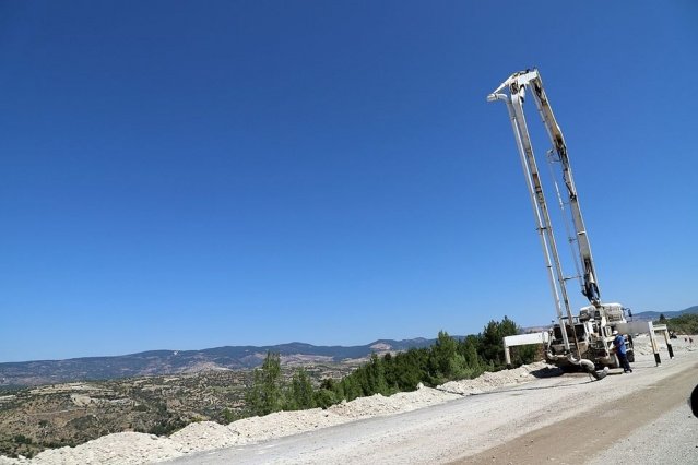 Ticaret Bakanı Ruhsar Pekcan'ın destekleri ile ihalesi yapılan Demirci - Salihli yolunda yüklenici firma tarafından 08 Haziran 2020 tarihi itibariyle çalışmalarına başlanılan karayolunda Demirci Kaymakamı Adem Kaya bölgeye geçerek şantiye yöneticilerinden bilgi aldı.