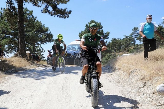 Bisikletçiler daha sonra 1590 rakımlı hışır kaya mevkiinden 18 kilometrelik Demirci Akıncıları dağ yolunda pedal çevirdiler.