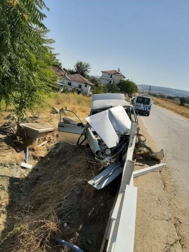 Yaralının durumunun iyi olduğu belirtilirken kaburga kemiklerinde kırık olduğu belirtildi. Polis kazayla ilgili soruşturma başlatırken özel araç hurdaya döndü.