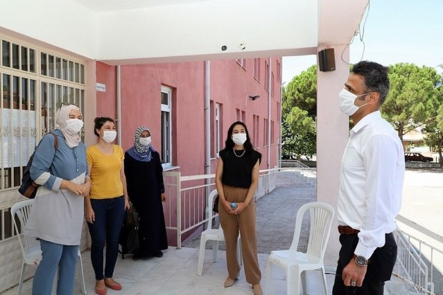 Türkiye geneli 81 ilde yapılan Kovid-19 denetimleri Demirci ilçesinde aralıksız devam ediyor. İlçede Kovid 19 denetimlerini sahaya inerek vatandaşlarla bir araya gelen Kaymakam Adem Kaya, “Devletimiz tarafından vatandaşlarımızın sağlığı ve uygulanması gereken kuralları halkımızın uyması hususunda devlet millet elele vererek hep birlikte kurallara uyarak bunu yenmeyi inşallah başaracağız.” dedi.