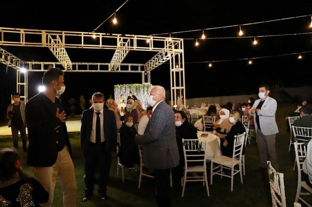 Pandemi sürecinde nikah törenlerinin 1 saat içinde bitirilmesi ile ilgili son kararların uygulamalarını  Demirci Kaymakamı Adem Kaya bizzat kendi denetledi.  ilçe merkezinde nikah törenlerine katılan Kaya,  alınan tedbirleri yerinde görerek, ilgililere  uyarılarda bulundu.