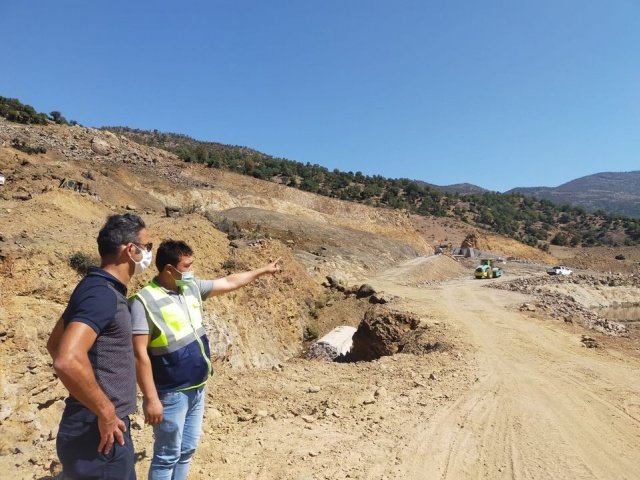 Gölet inşaatı hakkında yetkililerden bilgiler alan Kaymakam Adem Kaya, her iki göletin tamamlandığında tarım üreticilerine büyük derecede fayda sağlayacağını belirtti.