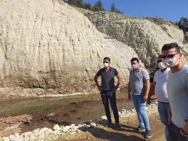 Demirci Kaymakamı Adem Kaya inşaatı devam eden Kuzuköy ve Sayık sulama göletinde incelemelerde bulundu.