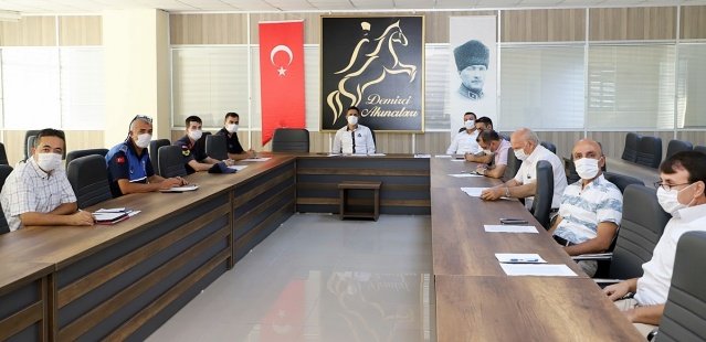 Demirci Kaymakamı Adem Kaya Başkanlığında koronavirüs tedbirleri kapsamında toplantı düzenlendi.