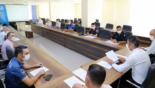 Toplantıda, Kovid-19 salgınında genel durum, kontrollü sosyal hayat kapsamında alınan tedbirlerin tavizsiz uygulanması, İlçe Salgın Denetim Merkezleri (İSDEM) vasıtasıyla denetimlerin etkinleştirilmesi, nikah şeklindeki düğünler konusunda alınan kararların uygulanması, maske denetimlerinden taviz verilmemesi ve kurallara uymayanlara müsamaha gösterilmemesi, toplu ulaşım araçları için alınan kararlara uyulması konuları görüşüldü.