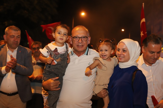Başkan Çetin Akın'dan SMA hastası Feyyaz Alperen'e destek çağrısı 
Sahneye SMA Tip 2 Hastalığı ile mücadele eden Feyyaz Alperen Cantekin ile birlikte çıkan Turgutlu Belediye Başkanı Çetin Akın, konser alanını dolduran on binlerce kişiden Feyyaz Alperen'in sağlığına kavuşması için başlatılan yardım kampanyasına destek olunması çağrısında bulundu.