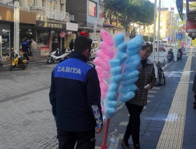 Turgutlu Belediyesi Zabıta ekipleri ve İlçe Emniyet Müdürlüğü ekipleri şehrin huzuru ve esenliğini korumak adına çalışma ve denetimlerine devam ediyor. Bu kapsamda kent genelinde kaldırım işgali ile mücadele kapsamında denetim gerçekleştirildi. Gerçekleştirilen denetimler sırasında, kanun ve mevzuata aykırı hareket eden iş yerlerine cezai işlemler uygulandı. Ekipler, yayaların geçiş güvenliğini tehlikeye atan ve şehir estetiğine zarar veren işgallerin önüne geçmek amacıyla yapılan denetimlerin süreceğini belirtti.