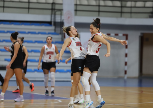 Lidya Garden City Turgutlu Belediyespor Kadın Basketbol Takımı, bu sezon oynadığı iki müsabakayı da kazanmasını bildi. Geçtiğimiz hafta Edirne DSİ’yi mağlup etmeyi başaran Lidya Garden City Turgutlu Belediyespor Kadın Basketbol Takımı 2. hafta maçlarında karşılaştığı Seçil Kauçuk Mersin Basketball Takımını evinde 75-68 yenerek iyi bir başlangıca imza attı.