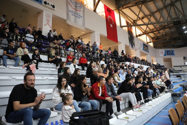 Turgutlu Belediyesi Kadın Voleybol Takımı Koçarlı Belediyespor’u 3-0, Lidya Garden City Turgutlu Belediyespor Kadın Basketbol Takımı ise rakibi Fenerbahçe Gelişim Takımını 75-60, mağlup etti.