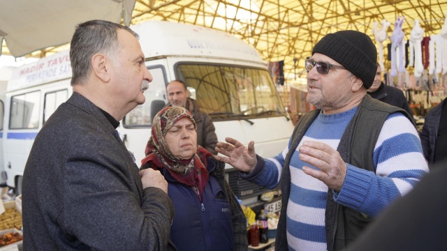 Haftasonunu Laleli Pazaryeri ziyaretine ayıran Yunusemre Belediye Başkanı Semih Balaban, Pazarcılar Odası Başkanı Destan Bulgay ile birlikte esnafı gezdi. Esnafların çay ikramını geri çevirmeyen Başkan Balaban, alışveriş yapmak için pazara gelen vatandaşlar ile sohbet etti. Talep ve önerileri de dinleyerek not alan Belediye Başkanı Balaban’a esnaf ve halkın ilgisi yoğundu.