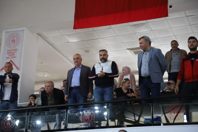 İlk olarak kendi evinde anlamlı formalarla sahaya çıkan Turgutlu Belediyesi Kadın Voleybol Takımı, TVF Kadınlar 2. Ligi 4. hafta maçında Koçarlı Belediyespor Takımını ağırladı. Karşılaşma 3-0’lık skorla Turgutlu Belediyesi Kadın Voleybol Takımının üstünlüğüyle sonuçlandı. Maçı (25-17), (25-21), (25-19) set sonuçlarıyla kazanan kadın voleybol takımı ligdeki üçüncü galibiyetini de elde etmiş oldu. 
Narin’in görselinin yer aldığı formalarla sahaya çıkan kırmızı siyahlılar, sporseverlerden büyük takdir topladı.