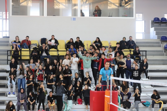 Kadın voleybol takımı, Narin sliuetli formayla sahaya çıktı: 3-0 galip geldi
Henüz 8 yaşındaki Narin’in Diyarbakır’da vahşice hayattan koparılması, tüm Türkiye’yi derinden etkiledi. Bu trajik olayın ardından, Turgutlu Belediyesi Kadın Voleybol Takımı, Narin’in anısını yaşatmak ve unutturmamak amacıyla yeni sezon formalarında Narin’in sliuetinin yer almasının kararını aldı.