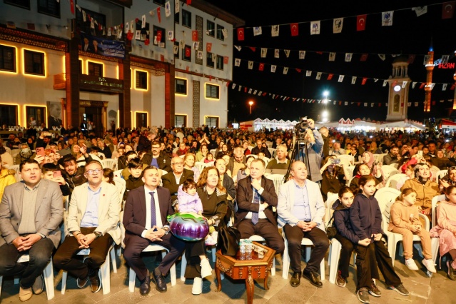 Yunusemre Belediyesi tarafından ilçenin farklı mahallelerinde düzenlenen iftar programları Yunusemre’de dayanışma ve birliktelik ruhunu güçlendiriyor. 100. Yıl Meydanı’nda Manisa Büyükşehir Belediyesi ile işbirliğinde düzenlenen iftar programında ilahiler söylenirken semazenler gerçekleştirdikleri semah gösterileriyle vatandaşlara duygu dolu anlar yaşattı. İftar programının ardından sahneye Türk Halk Müziği sanatçısı Ali Çakar çıktı. Ali Çakar konseri Yunusemre Belediye Başkanı Semih Balaban, Eşi Serap Balaban, Belediye Başkan Yardımcıları, Yunusemre Belediye Meclis Üyeleri, daire müdürleri ve çok sayıda vatandaş dinledi.