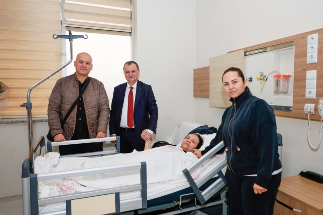 Bugüne kadar yaptıkları çalışmalarla Manisa’da fark yaratan, kamuoyunu doğru bilgilendiren, inandıklarını gördüklerini yazan siz değerli gazetecileri bir kardeşiniz olarak sevgi ve saygıyla selamlıyorum. Uzun yıllar il ve ilçe başkanlığı yaptım. Sizlerle her zaman iç içe olduk. Bizim de bir yanlışımız var ise elbette yazacaksınız. Biz de eleştirileri dikkate alacağız. Bu vesile ile bu mesleği icra ederken şehit olan gazetecileri de saygıyla anıyorum” dedi.