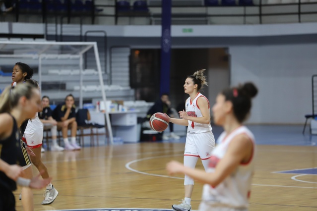 Lidya Garden City Turgutlu Belediyespor Kadın Basketbol Takımından evinde önemli galibiyet: 75-60
Lidya Garden City Turgutlu Belediyespor Kadın Basketbol Takımı, Türkiye Kadınlar Basketbol Ligi’nin (TKBL) 6. Hafta karşılaşmasında Fenerbahçe Gelişim takımı ile oynadığı maçı 75-60 skorla kazanarak mücadelesini sürdürdü. Yıldırım Beyazıt Spor Salonu’nda oynanan karşılaşmanın ilk yarısını Turgutlu Belediyesi Kadın Basketbol Takımı 37-28 skor ile önde tamamlandı.