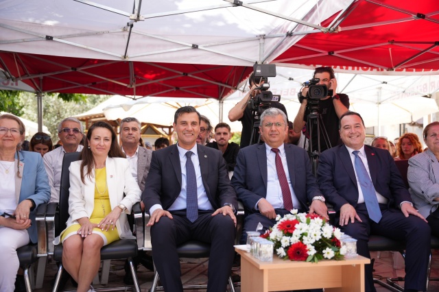 Törene Akhisar Belediye Başkanı Besim Dutlulu’nun yanı sıra Akhisar Kaymakamı Murat Kütük, Cumhuriyet Halk Partisi  Manisa İl Başkanı İlksen Uludağ, Manisa Büyükşehir Belediyesi Başkanı Ferdi Zeyrek, Akhisar Cumhuriyet Başsavcısı Sebahattin Erkaya, Ak Parti Akhisar İlçe Başkanı İsmail Sözcüer,  Cumhuriyet Halk Partisi Akhisar İlçe Başkanı Hayriye Hacet,  Manisa Esnaf ve Sanatkârlar Odaları Birliği Başkanı Hasan Geriter, oda başkanları, STK temsilcileri ve vatandaşlar katıldı.