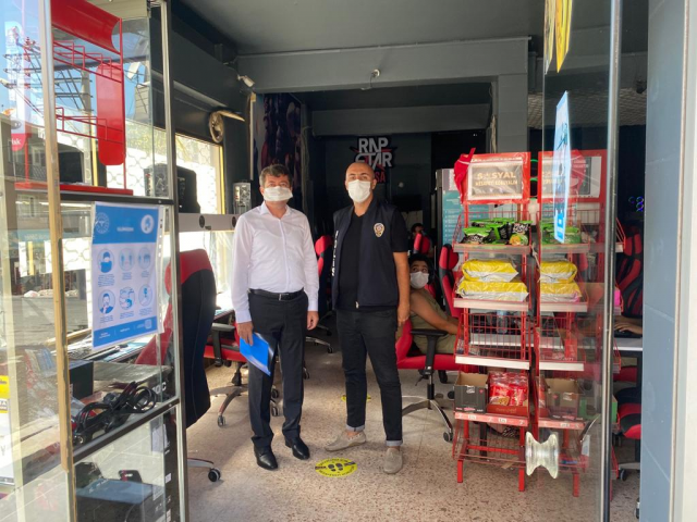 Zor Günlerden Birlik ve Beraberliğimizi Pekiştirerek ve Güçlenerek Çıkacağız.

İzmir İl Milli Eğitim Müdürü Dr. Ömer Yahşi, denetimlerle ilgili olarak şunları kaydetti: “Salgının ortaya çıktığı günden bu yana, ülkemizdeki tüm kurum ve kuruluşlar yoğun bir gayret gösteriyor İzmir eğitim ailesi olarak bizler de pandemiye karşı verilen bu büyük mücadelede toplumsal farkındalığın oluşması için elimizden geleni yapmaya devam edeceğiz. Bu süreçte idarecilerimiz, öğretmenlerimiz, velilerimiz ve öğrencilerimiz yürütülen her projeye, her çalışmaya yürekten destek veriyor. Evlatlarımıza bizi biz yapan bu gücü, bu ruhu aktarmaya devam edeceğiz. İnanıyorum ki bu zor günlerden birlik ve beraberliğimizi daha da pekiştirerek ve güçlenerek çıkacağız.