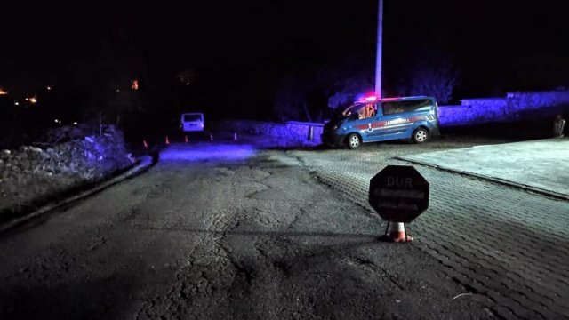Manisa'nın Selendi ilçesi Pınarlar Mahallesinde bazı vatandaşlarda korona virüs testinin pozitif çıkması üzerine Mahalle 14 gün süre ile İlçe hıfzısıhha kurulu kararı ile karantinaya alındı.