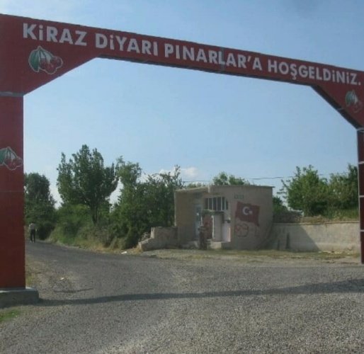 Pınarlar Mahallesine giriş çıkışlar yasaklandı.İlçe Umumi Hıfzıssıhha Kurulunun Covid-19 Tedbirlerine İlişkin 13/10/2020 Tarihli Ve 2020/91 Sayılı Kararı sonucu Çin’in Wuhan Kentinde başlayarak tüm dünyayı tehdit etmeye devam eden ve Dünya Sağlık Örgütü tarafından Pandemi olarak nitelendirilen Coranavirüs (Covid-19) salgınından vatandaşların korumak ve salgının yayılmasını engellemek için 1593 sayılı Umumi Hıfzıssıhha Kanununun 27’ nci ve 72’ nci maddeleri gereğince aşağıdaki karalar alınmıştır.Koronavirüs (Covid-19) ile Mücadele Kapsamında, salgının yayılımının önüne geçmek ve toplum sağlığını korumak amacıyla 13.10.2020 Salı günü saat:24:00’ den itibaren 14 gün süreyle İlçeye Pınarlar Mahallesinin acil sağlık ihtiyaçları hariç kolluk marifeti ile karantina altına alınarak giriş/çıkışların kapatılmasına ve süre sonunda söz konusu kararın İlçe Umumi Hıfzıssıhha Kurulunca tekrardan değerlendirilmesine, Karantina mahallinde bulunan vatandaşlarımızın da mahalle dışından olası ihtiyaçlarının Vefa Sosyal Destek Grubu görevlileri aracılığıyla karşılanmasına,