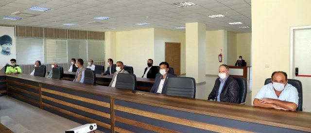 Muhtarların talep, görüş ve önerilerini dinlendiği toplantıya kurum amirleri, mahalle muhtarları katıldı.