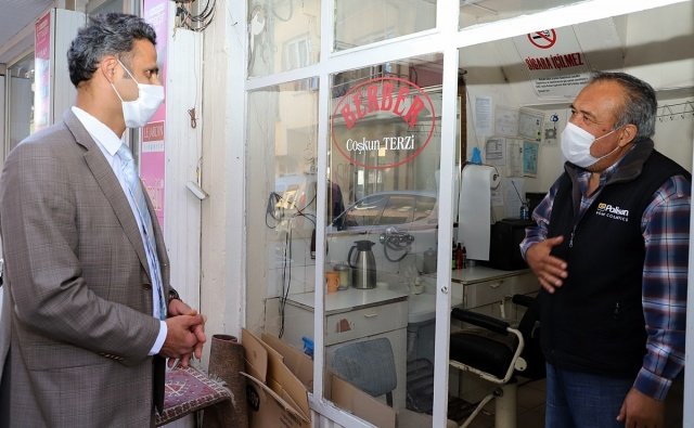 Kaymakam Adem Kaya, ''Ziyaretlerde vatandaşlarımızın istek ve sorunlarını dinleyip devletimiz tarafından uygulanan korona virüs tedbirlerini yerinde gördük. Birlik ve beraberlik içerisinde hareket edip, bu günleri atlatmanın önemine değindik.'' dedi.