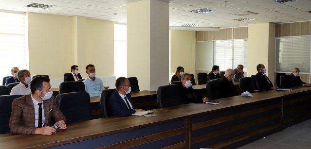 Toplantıda Kaymakam Adem Kaya, mahallelerin çözümlerine ilişkin olarak ilgili kurumlara talimat verdi.