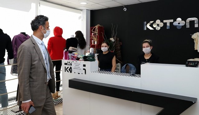 Demirci Kaymakamı Adem Kaya, ilçe merkezindeki esnafları ziyaret ederek, korona virüse karşı alınan tedbirleri yerinde inceledi.