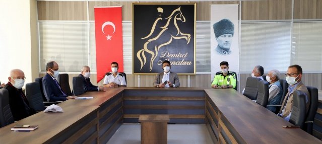 Kaymakam Kaya, pandemi sürecinde yaşanan yoğun sürece ilişkin değerlendirmelerde bulunup, pandemi sürecinde yaptıkları çalışmalar ve iş birliğinden dolayı muhtarlara teşekkür ederek tedbiri elden bırakılmaması konusunda uyarılarda bulundu.