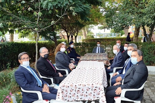 Tören, Demirci Muhtarlar Derneği Başkanı Nurullah Emekli’nin Atatürk Anıtı’na çelenk sunması, saygı duruşunda bulunulması ve İstiklal Marşı’nın okunmasıyla başladı. Çelenk sunma töreninin ardından Demirci Muhtarlar Derneğine ziyaret yapıldı.