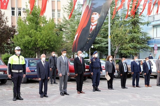 Atatürk Anıtı önünde gerçekleştirilen törene, Demirci Kaymakamı Adem Kaya, Belediye Başkan Yardımcısı Mustafa Ünlü daire amirleri ve muhtarlar katıldı.