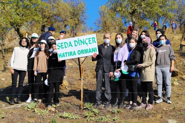 Kaymakam Adem Kaya, tüm Türkiye'de olduğu gibi Demirci'de de saat 11:11'de fidan dikiminin startını verip vatandaşlar ile birlikte fidanları toprağa buluşturmanın sevincini yaşadı.