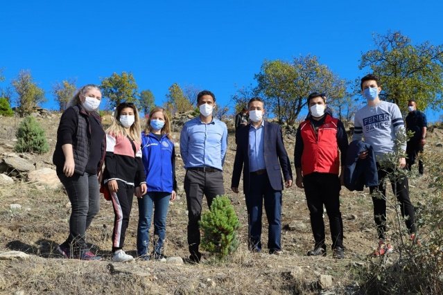 Oluşturulan fidanlığa ise İzmir depreminde hayatını kaybeden Seda Dinçer’in adı verildi. Ağaçlandırma törenine Seda Dinçer’in babası Ahmet Dinçer de katılarak, “ Kızımın isminin burada yaşatılmasından dolayı devlet büyüklerimize ve emeği geçenlere teşekkür ediyorum.” dedi.