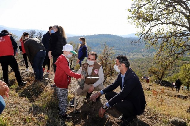 Programda Demirci Orman İşletme Müdürü Tayfun Doğan, bu yıl 83 Milyon Fidan kampanyası ile ilgili katılımcılara bilgi verdi, fidanın nasıl dikilmesi ile ilgili de bilgilerde paylaştı.