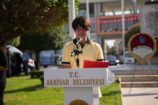 “Bugün bağımsız, özgür ve demokratik bir Türkiye Cumhuriyeti’nde yaşıyorsak, esaret altında yaşamaktansa ölümü tercih eden, parolası ‘Ya İstiklal Ya Ölüm’ olan Ata’larımız sayesindedir” diyerek günün anlam ve önemini belirten konuşmayı yapan Başkan Besim Dutlulu şu ifadelere yer verdi;