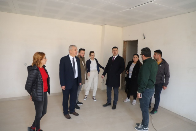 Turgutlu Belediyesi tarafından kente kazandırılacak olan Ekrem Gürel Kültür Merkezi ile Selvilitepe Spor Salonu projesinin inşaat çalışmaları hızla devam ediyor. Turgutlu Belediyesi Başkanvekili Fırat Honaz, Başkan Yardımcısı Hüseyin Maliz çalışmaların sürdüğü iki vizyon projede incelemelerde bulundu.
