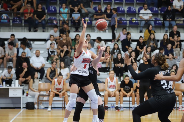 Önemli bir galibiyet aldıklarını ifade eden, Lidya Garden City Turgutlu Belediyespor Kadın Basketbol Takımı Başantrenörü İstemihan Örücü, “Evimizde önemli bir galibiyet aldık. Maçın başlangıç düdüğünden itibaren galibiyet için ortaya koydukları mücadeleden dolayı bütün oyuncularımıza teşekkür ederim. Şimdi önümüzde Kırklareli Belediyesi ile oynayacağımız karşılaşma var. Hiç vakit kaybetmeden önümüzdeki maçlara hazırlanmaya devam edeceğiz ve bütün maçlarımıza galibiyet parolasıyla çıkacağız" ifadelerini kullandı.