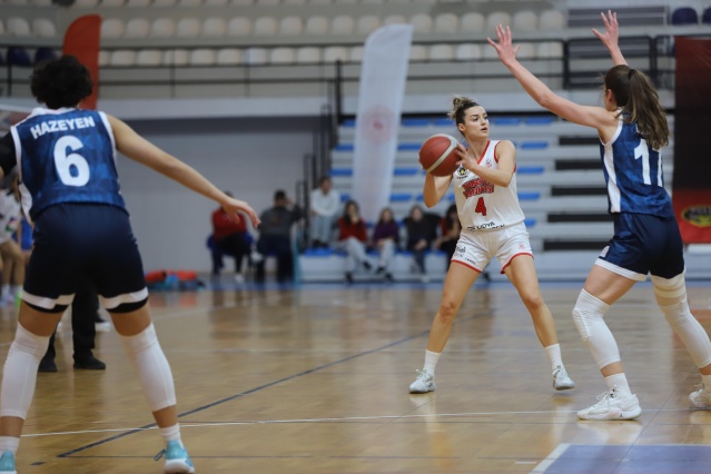 Turgutlu Belediyesi Kadın Voleybol ve Kadın Basketbol Takımları aldıkları galibiyetlerle çifte mutluluk yaşattı. Turgutlu Belediyesi Kadın Voleybol Takımı  Akhisar Belediyespor’u 3-2, Lidya Garden City Turgutlu Belediyespor Kadın Basketbol Takımı ise rakibi Emlak Konut Gelişim Takımını 67-56, mağlup etti.
