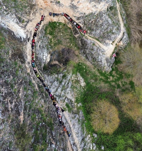 Yürüyüş rotası, Avgan Beldesi’nden başlayarak Bakırali Kamp Alanı üzerinden devam etti. Grup, erken Hristiyanlık döneminin önemli yerleşimlerinden biri olan Pepouza Antik Kenti kalıntıları arasında ilerleyerek tarihin izlerini yakından gözlemleme fırsatı buldu.