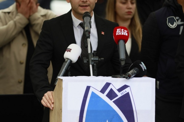 ‘CUMHURİYETE SAHİP ÇIKAN İNSANLAR OLARAK ATATÜRK’Ü YAŞATMAYA DEVAM EDECEĞİZ’ 

Manisa Büyükşehir Belediye Başkanı Ferdi Zeyrek ise törende yaptığı konuşmada “31 Mart’ta bir değişim gerçekleşti, hep söyledik ki bu değişim bir isim değişikliği değildir bir fikri değişimi diye. Artık Manisa’da Gazi Mustafa Kemal Atatürk’ün adı fısıltılarla değil, haykırılarak her yerde söyleniyor ve söylenmeye de devam edecektir. Heykelimizden veya Atatürk’ün adından rahatsız olanlar varsa daha çok rahatsız olacaksınız. Çünkü Gazi Mustafa Kemal’in askerleri Manisa’nın her yerindedir. Atatürk’ü sadece heykellerle değil ilkelerinde inkılaplarında ve her şeyden önemlisi cumhuriyete sahip çıkan insanlar olarak yaşatmaya devam edeceğiz. Kalbimizdeki Atatürk sevgisi asla tükenmeyecektir. Bunu tükenmesini bekleyenler hüsrana uğrayacaktır. Artık bu meydanda ve ülkemin tüm meydanlarında Atatürk’ün askerleri bu fikrin takipçisi olacaktır” dedi. Konuşmaların ardından heykelin açılışı davetlilerle birlikte yapıldı. Tören sonunda Manisa Birlik Başkanı Mustafa Pala ve Heykeltıraş Nusret Demir’e teşekkür plaketi verildi.