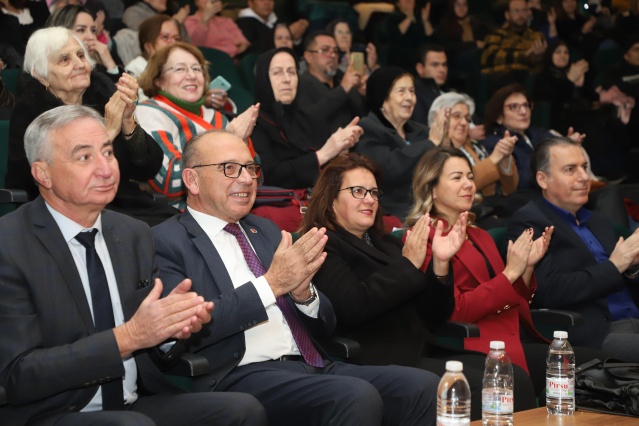 Turgutlu Belediyesinin organizasyonunda Turgutlu Popüler Kültür Türk Müziği Korosu ‘Kış Konseri’ ile sanatseverlerle buluştu. Şef Salih Kandaş tarafından yönetilen konserde, Türk Sanat Müziği korosu güzide eserleri seslendirdi. Turgutlu Popüler Kültür Türk Müziği Korosu iş birliğiyle düzenlenen gecede Türk Sanat Müziği Korosu güzel bir performansın ardından seyircilerden tam not almayı başardı.