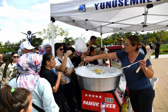 BÜYÜKŞEHİR BELEDİYESİ İLE ORTAK PROJELER ÜRETİLECEK

Manisa Büyükşehir Belediyesi ile birlikte bölgenin kalkınması için ortak projelere de imza attıklarının altını çizen Başkan Semih Balaban, “Büyükşehrin çalışkan ve başarılı Belediye Başkanı Sayın Ferdi Zeyrek de bu konuda güzel işler yaptı. O da Yuntdağı için aralıksız çalışıyor. Sorunları çözmek için Ferdi Başkan ile omuz omuza ilerliyoruz. Seçim öncesi gittiğimiz her köyde muhtarlardan talep vardı. Kentsel mahalle statüsünden çıkmak, tarım ve hayvancılığın önünü açmak için kırsal mahalle statüsüne dönmek istiyorlardı. Bunun için ilk etapta 18 köyümüzün planını çizerek büyükşehre sunduk. 
 Ferdi Başkan da bu konuda tam destek veriyor. Vatandaşımıza verdiğimiz bu sözümüzü de tutacağız. Hafta sonları burada çok yoğun insan popülasyonu oluyor. Burada halkçı belediyeciliğin bir gereği olarak üretici ile tüketiciyi buluşturacağız. ÇKS belgesi olan gerçek üreticilerimiz ürününü burada satacak. Vatandaşımız da burada uygun fiyata alışveriş yapabilecek. Halkçı belediyeciliğin en önemli görevlerinden biri budur. Bunu da yapmanın onurunu gururunu yaşıyoruz. Bundan sonra da yaptığımız çalışmalarla Yuntdağı’nı geliştireceğiz” dedi.