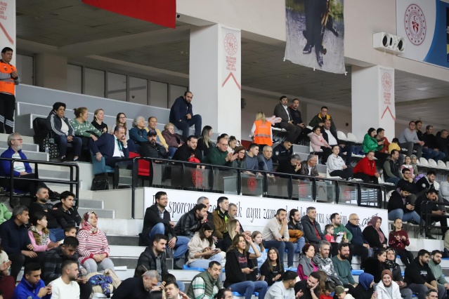 Manisa’nın tek kadın basketbol takımı olarak mücadelesini sürdürdüren Lidya Garden Turgutlu Belediyespor Kadın Basketbol Takımı, Türkiye Kadınlar Basketbol Ligi (TKBL) 2024-2025 sezonundaki 15. maçında Bursa Uludağ Basketbol ile karşı karşıya geldi. Maçın başından sonuna kadar üstün bir oyun sergileyen kırmızı-siyahlılar, rakibine fazla şans tanımadı. Özellikle savunmada sergiledikleri etkili performansla dikkat çeken Turgutlu ekibi, rakibine yalnızca 47 sayı şansı tanıdı. Lidya Garden City Turgutlu Belediyespor Kadın Basketbol Takımı, kazandığı bu maçla son altı karşılaşmadan galibiyetle ayrıldı.