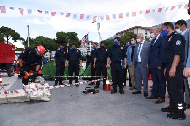 Uluslararası Standartlarda Ekipmanlar Kullanıyoruz
Ülkemiz ve bölgemizin deprem kuşağı içinde yer aldığını bir kez daha yineleyen Manisa Büyükşehir Belediye Başkanı Cengiz Ergün, “Biz de olası bir afete hazırlıklı olmak için mevcut ekipmanlarımızı uluslararası kurtarma standartlarına göre sürekli yeniliyoruz. Bugün, itfaiyemize kazandırdığımız ileri teknoloji ekipmanların tanıtım törenini gerçekleştiriyoruz. Bu ekipmanlarımız da şarjlı hidrolik kesici ve beton kırıcılar, eksi 15 dereceye kadar ısı yalıtımı olan çadır, itfaiye erlerimiz için tam donamlı, yırtılmaya dayanıklı ve su geçirmez kurtarma kıyafetleri ve çeşitli kurtarma setleridir” dedi.