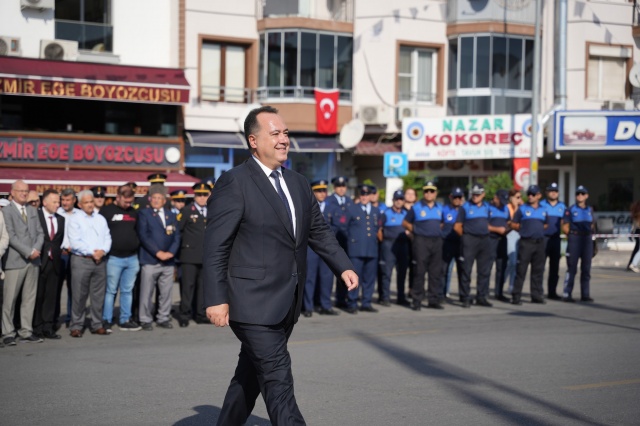 Atatürk Anıtı önünde gerçekleşen resmi törene Akhisar Belediye Başkanı Besim Dutlulu’nun yanı sıra Akhisar Kaymakamı Murat Kütük, Garnizon Komutanı Albay Hüseyin Borazan, Akhisar Cumhuriyet Başsavcısı Sebahattin Erkaya, AK Parti Grup Başkanvekili ve Manisa Milletvekili Bahadır Yenişehirlioğlu, gaziler, siyasi parti ve sivil toplum kuruluşu temsilcileri ile çok sayıda vatandaş katıldı.