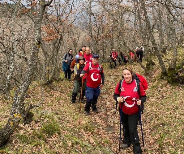Bağyurdu’ndan başlayan yürüyüşte katılımcılar, çınar ve çam ağaçlarıyla kaplı orman içi patikalarda ilerleyerek doğayla iç içe bir parkur deneyimi yaşadı. Yaklaşık 12 kilometre uzunluğundaki rota, doğal dokusunu koruyan Zeybekpınarı Mevkii’nde son buldu. Dönüş saatlerinde başlayan hafif yağışa rağmen yürüyüş planlandığı şekilde, herhangi bir olumsuzluk yaşanmadan ve güvenli biçimde tamamlandı